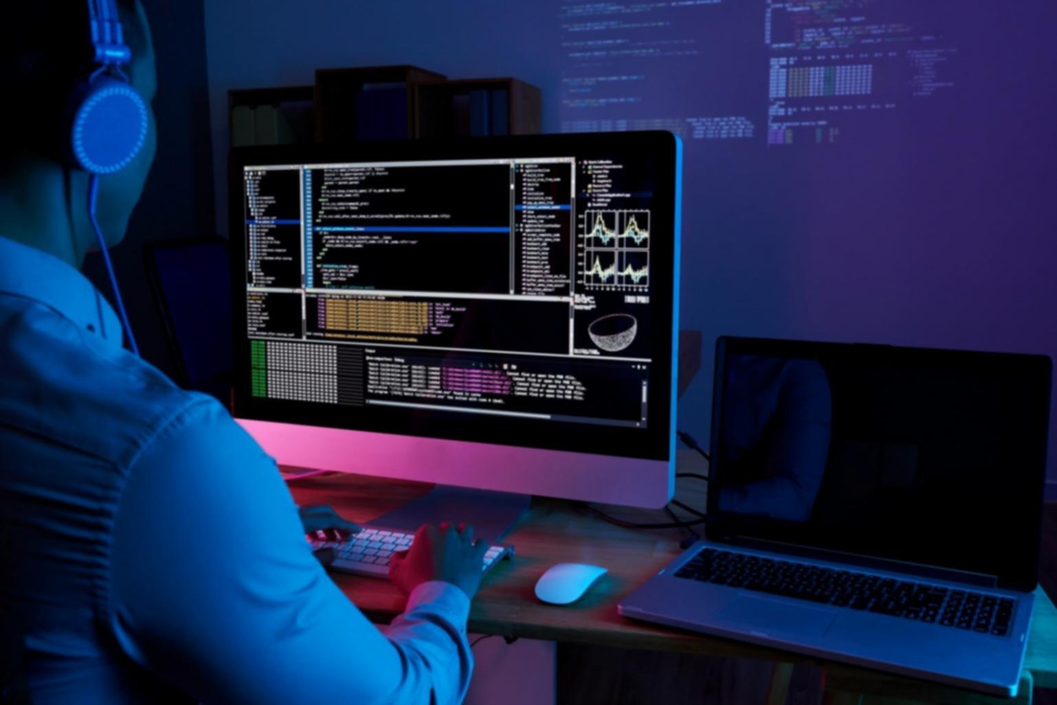 Espacio de trabajo colaborativo donde estudiantes revisan mecánicas de juego